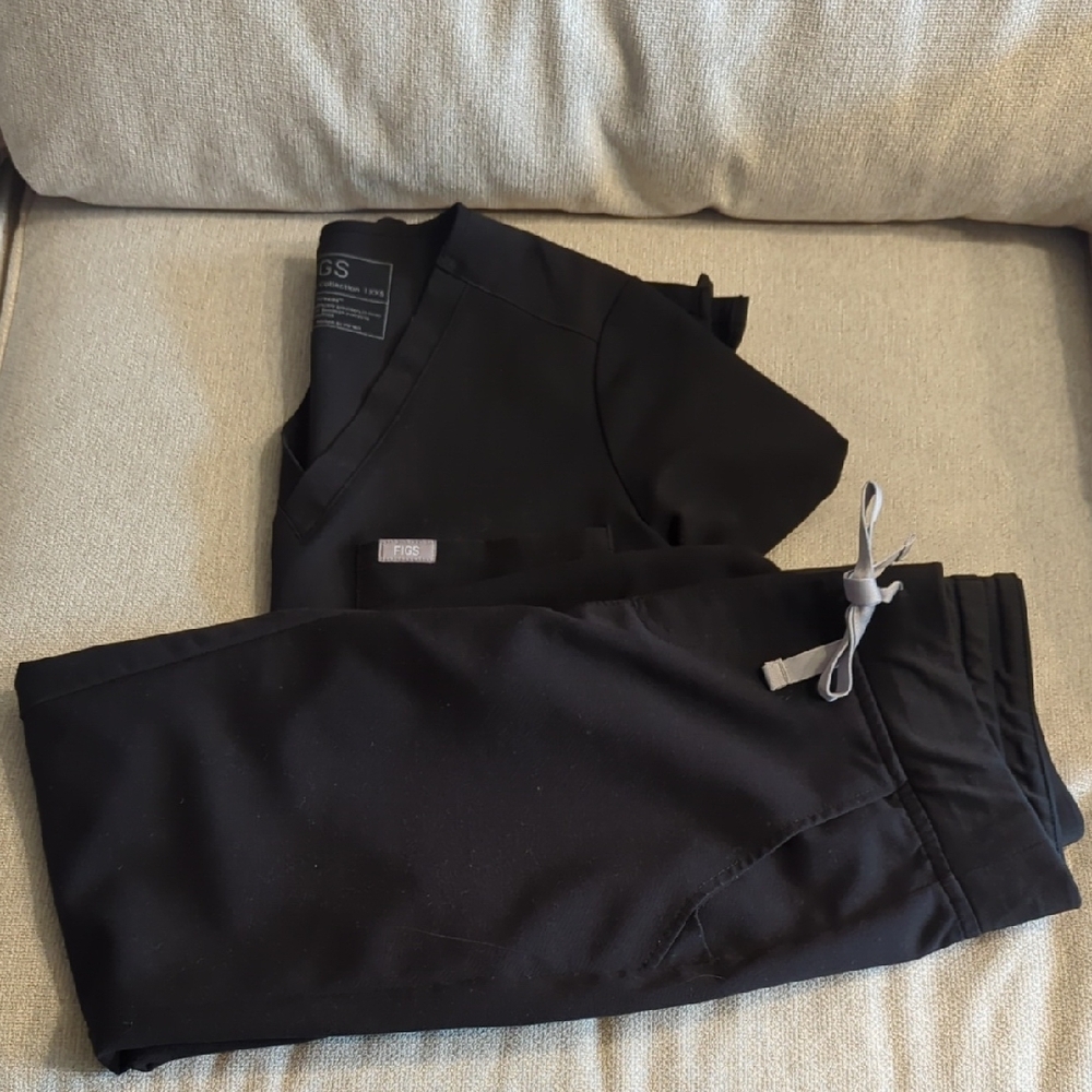 FIGS Black Scrub Set